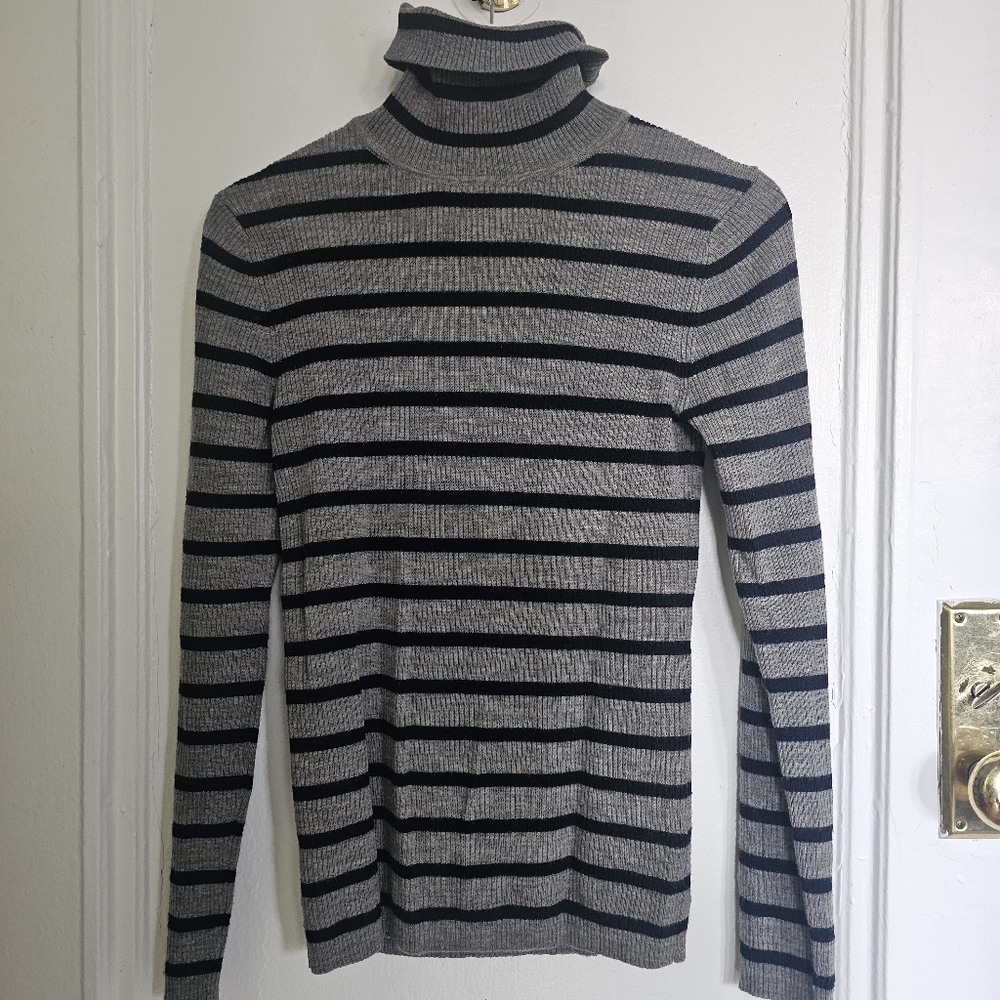 Multiple sweaters - Picture 3 of 6